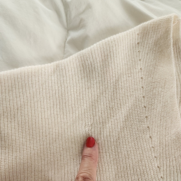 vince cashmere sweater Size M Ivory V Neck FLAW - Picture 8 of 9